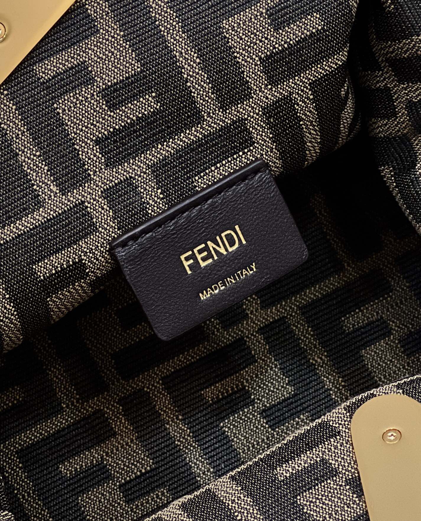 Сумка Fendi First, маленькая, из черной плетеной овечьей кожи.