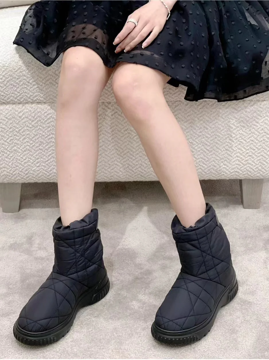 Ботильоны Dior 22ss из пуха и шерсти — на фото.