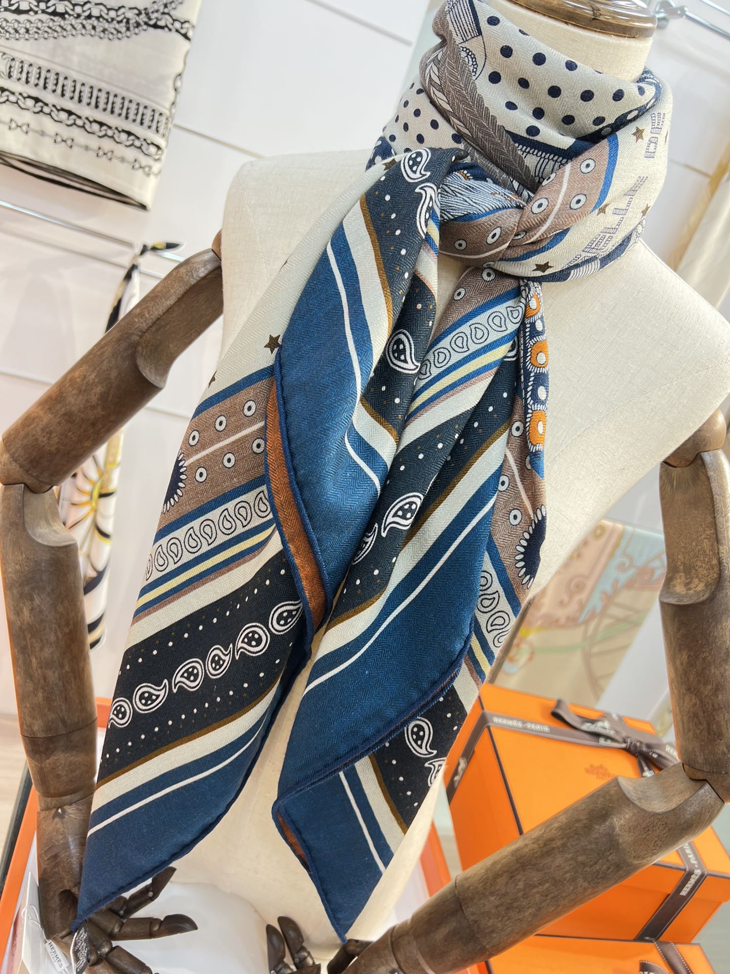 Большой двусторонний бархатный шарф Hermes - 140 см - 002