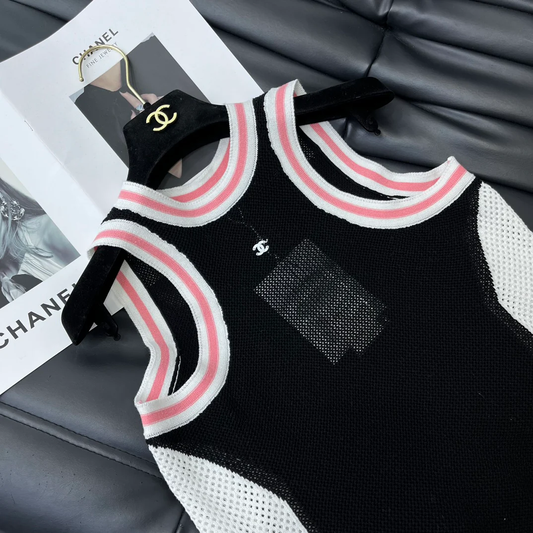 Chanel - 2403-24 Новинка: Жилет с вырезом на плечах