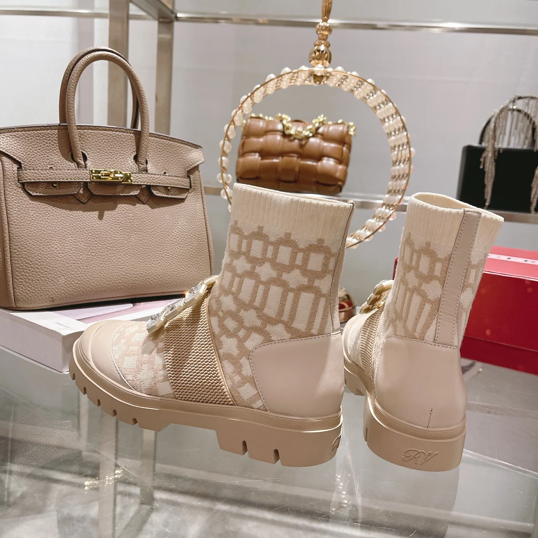 Обувь RV Shoes - Новинка ранней весны 2022 года - Классические ботинки на резинке с пряжкой и стразами.