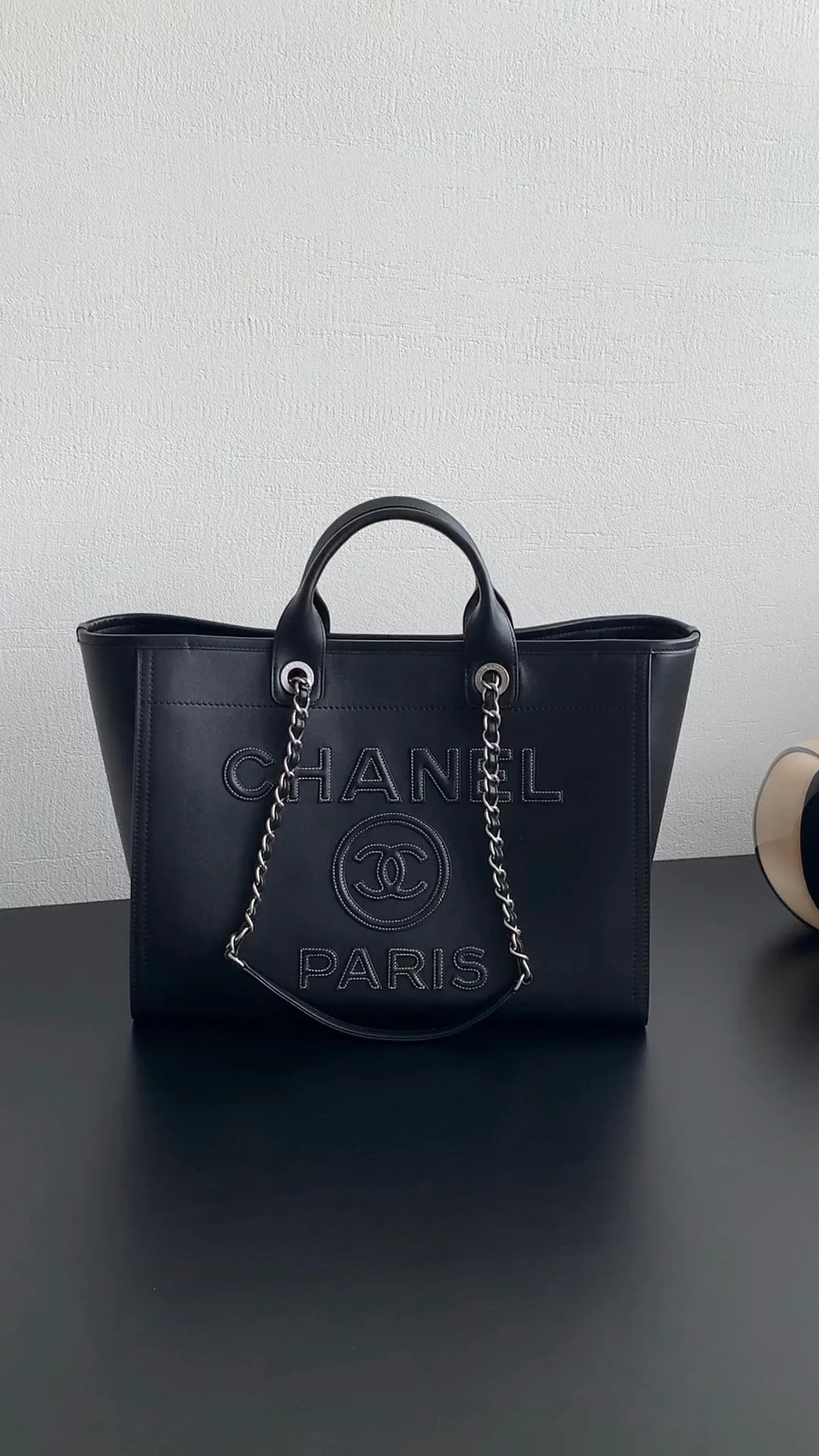 Пляжная сумка Chanel 24a из натуральной кожи, большая, черная.