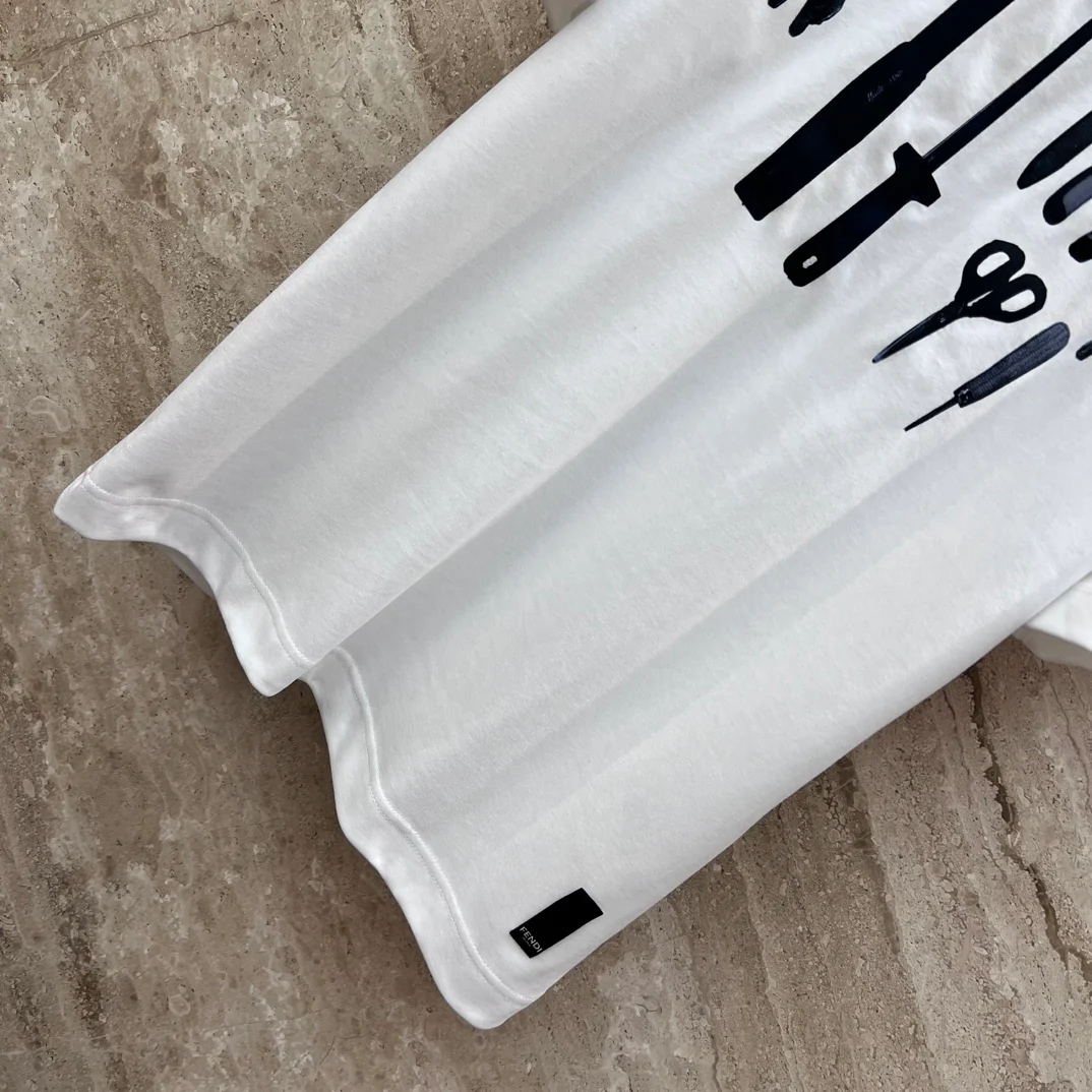 Футболка Fendi 2403-24ss весна/лето с принтом Tool, круглым вырезом и коротким рукавом - белая.