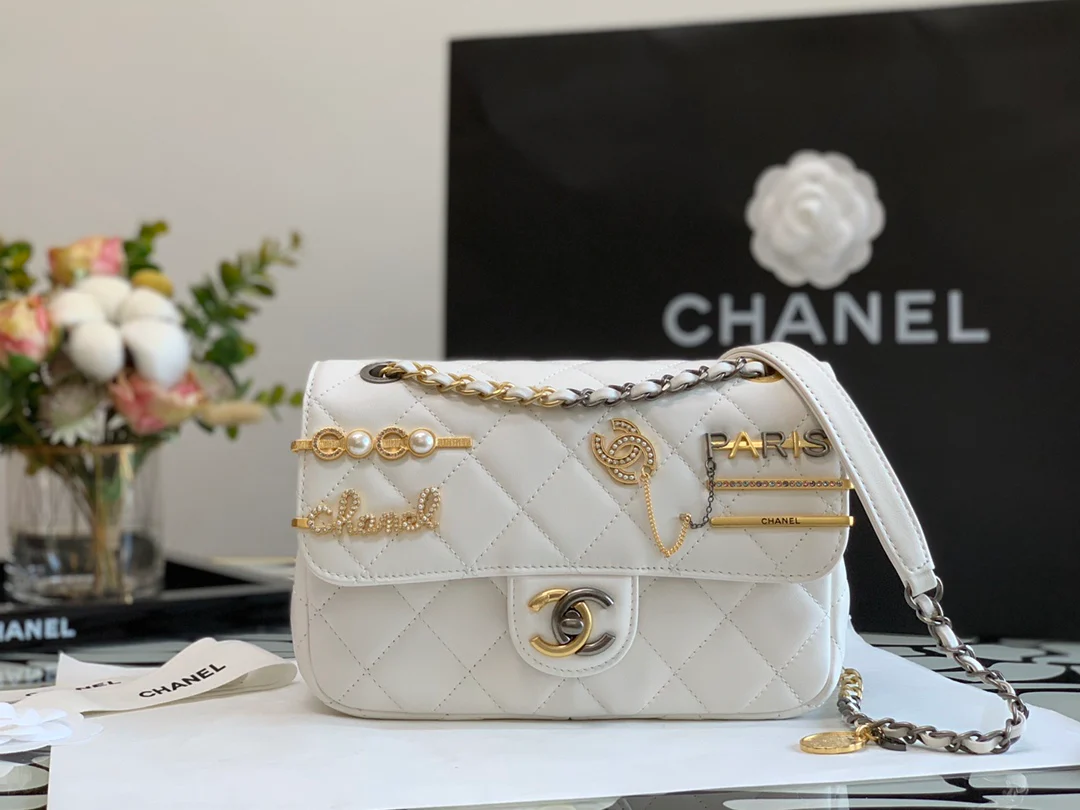 Новинка сезона осень/зима 2022 от Chanel - сумка с клапаном и значком - 22 см