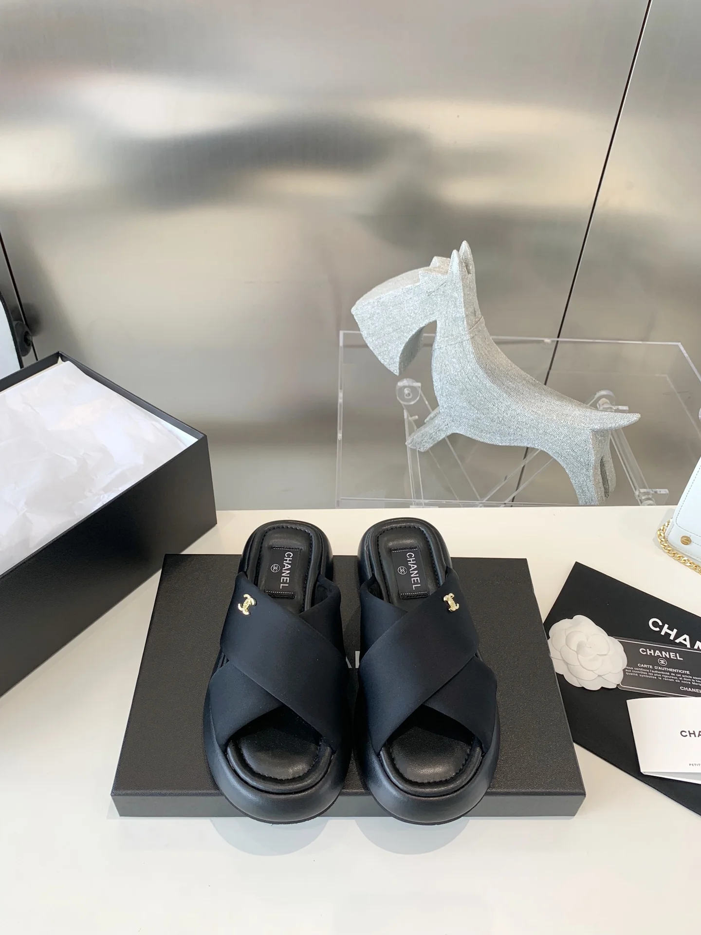 Летние тапочки Chanel 22 на платформе с перекрестным ремешком — размеры 35-40