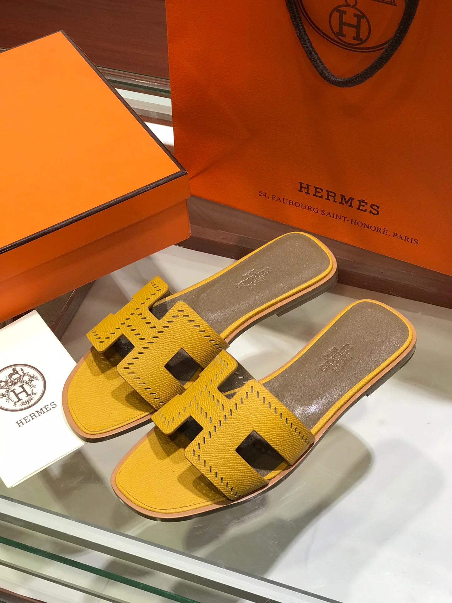 Новинка весны 2022 года от Hermes - плоские тапочки H - 4