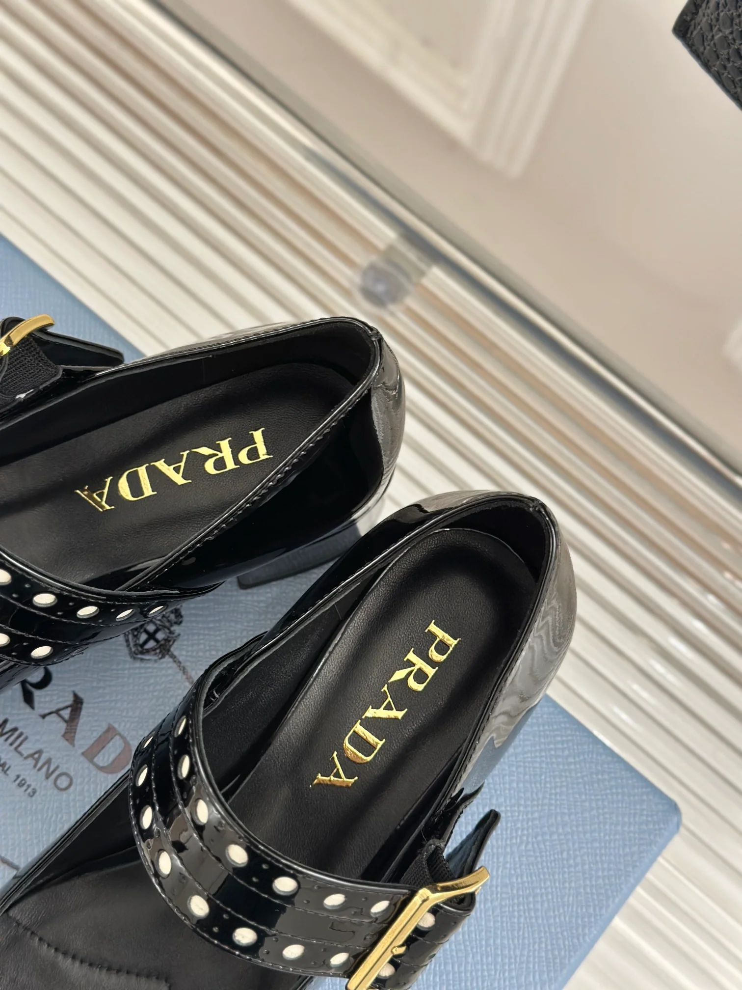 Туфли-мэри-джейн Prada 2024 в стиле ретро - черные