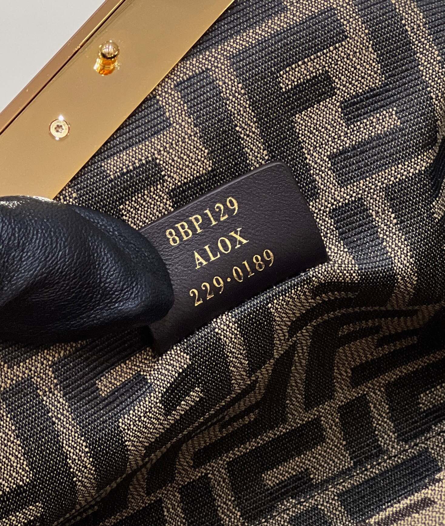 Сумка Fendi First, маленькая, розовая, из плетеной овечьей кожи.