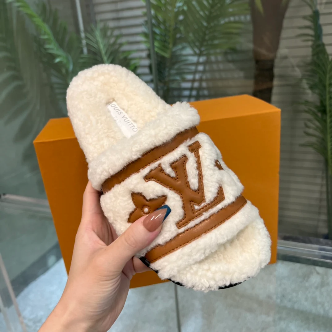 Новинка ранней весны 2022 года от LV - Пушистые тапочки - Белые