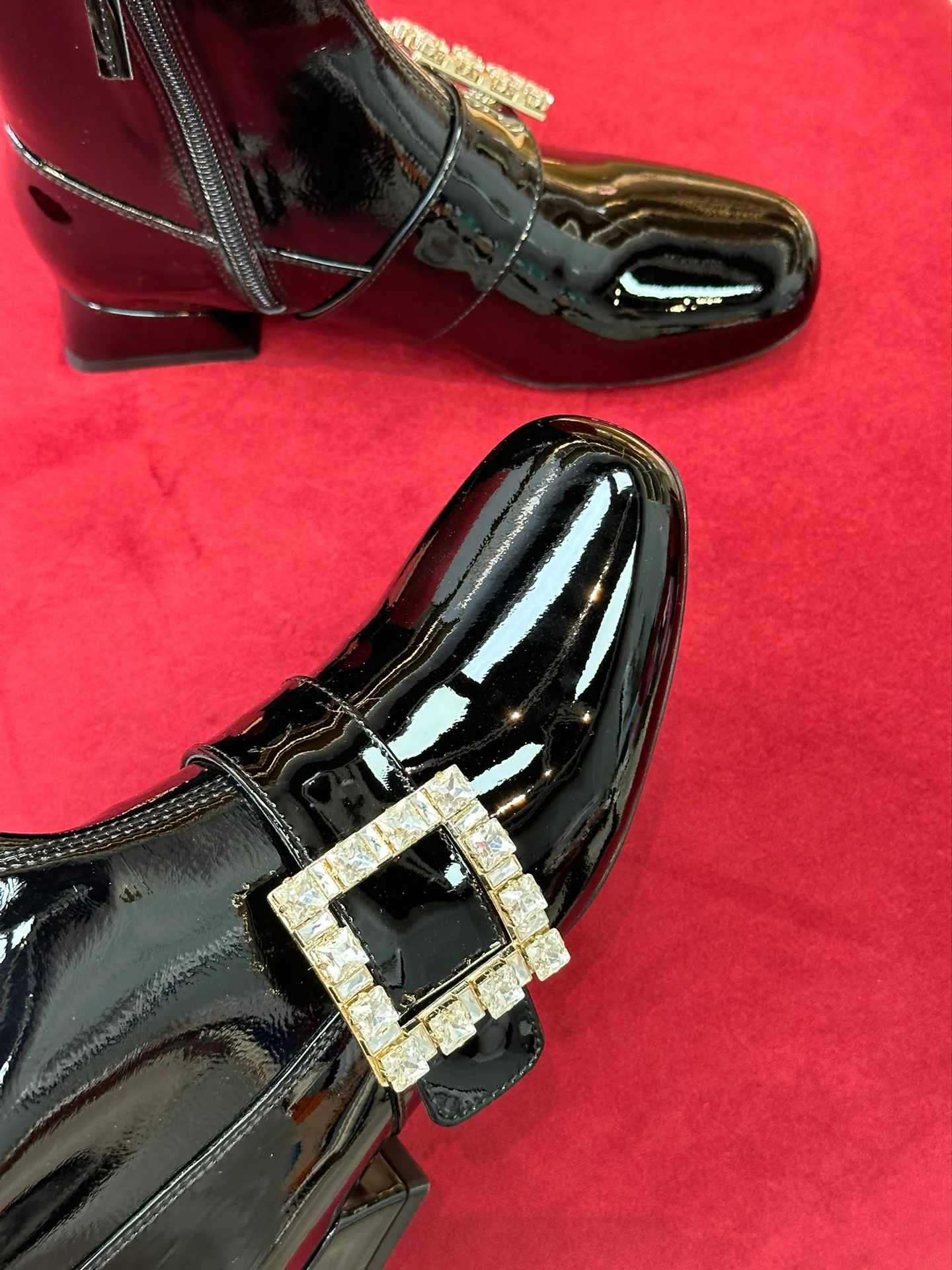 RV - Ботильоны из эластичной лакированной кожи, украшенные стразами Swarovski