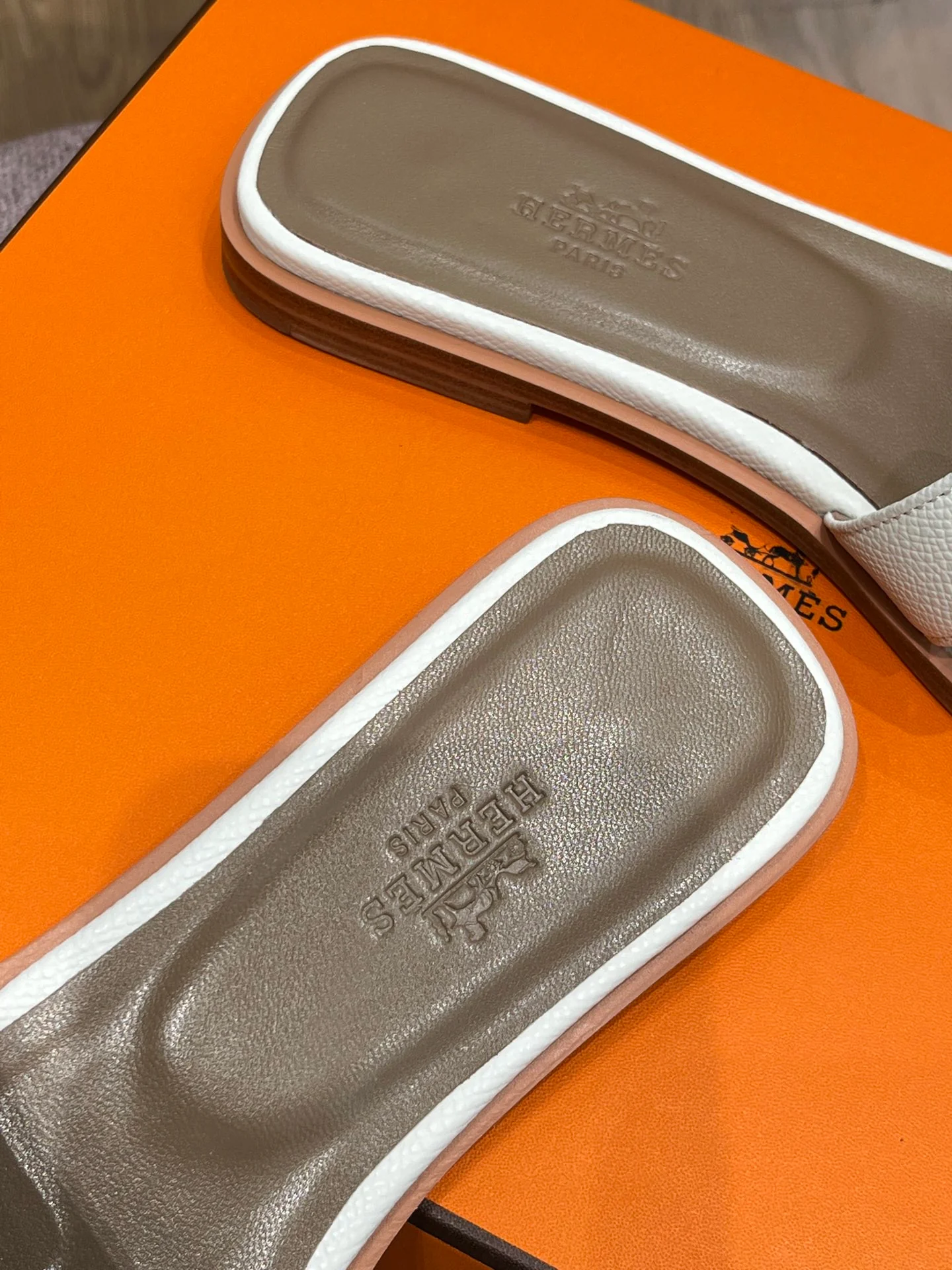 Новинка сезона весна/лето 2022 от Hermes - плоские тапочки H - 1