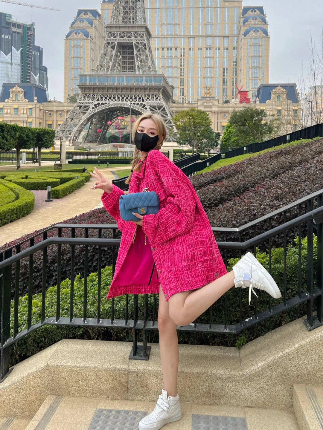 Высокие кроссовки Celine — фото в них.