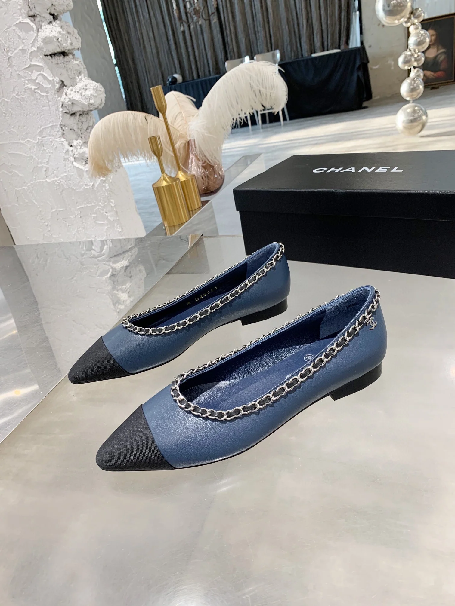 Балетки Chanel с цепочкой и острым носком - синие