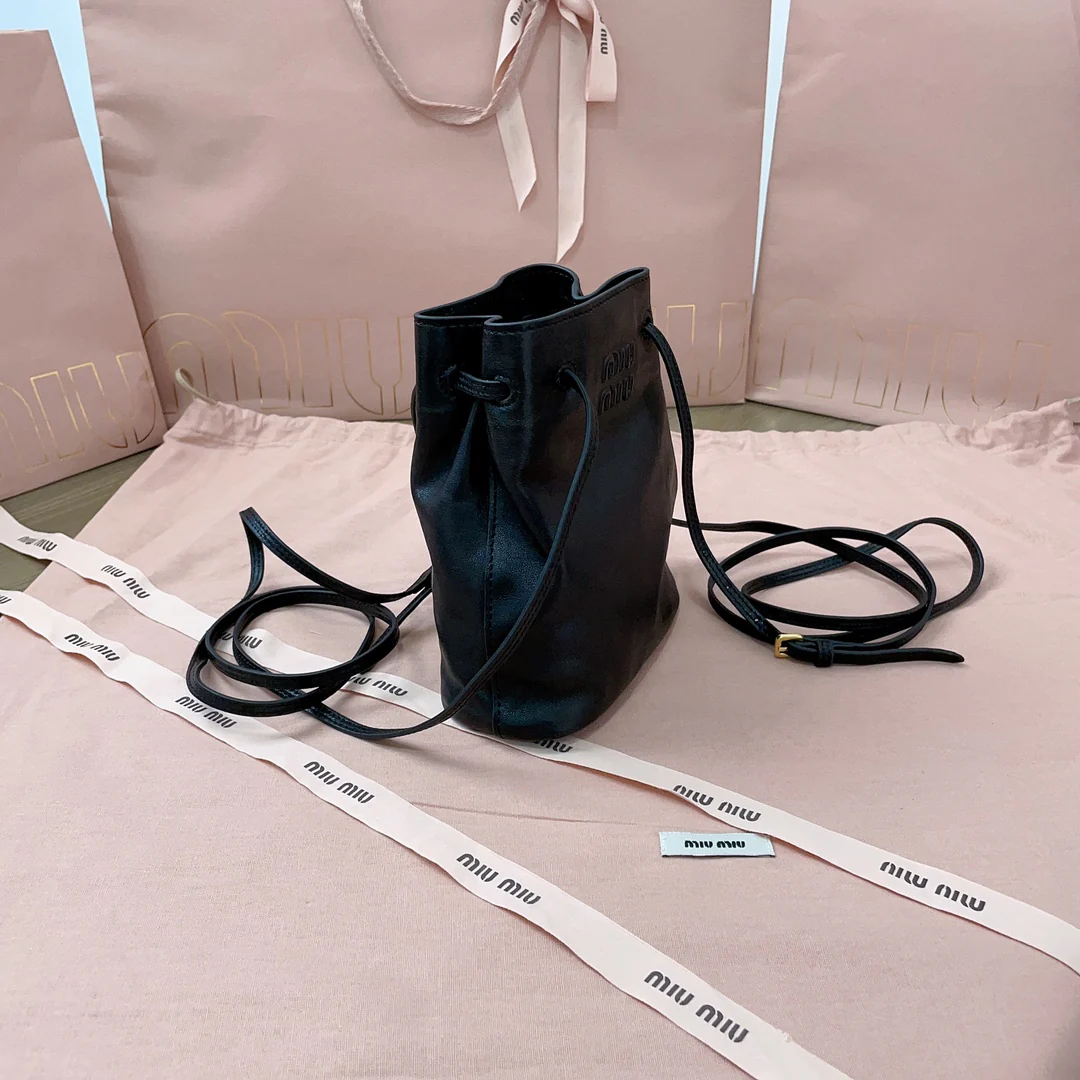 Miu Miu - Миниатюрная сумка-ведро из овечьей кожи