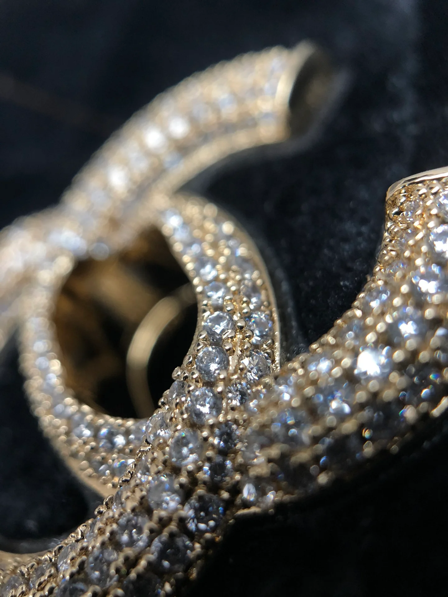 Мини-сумка Chanel Coco Handle из черного бархата с бриллиантовой пряжкой