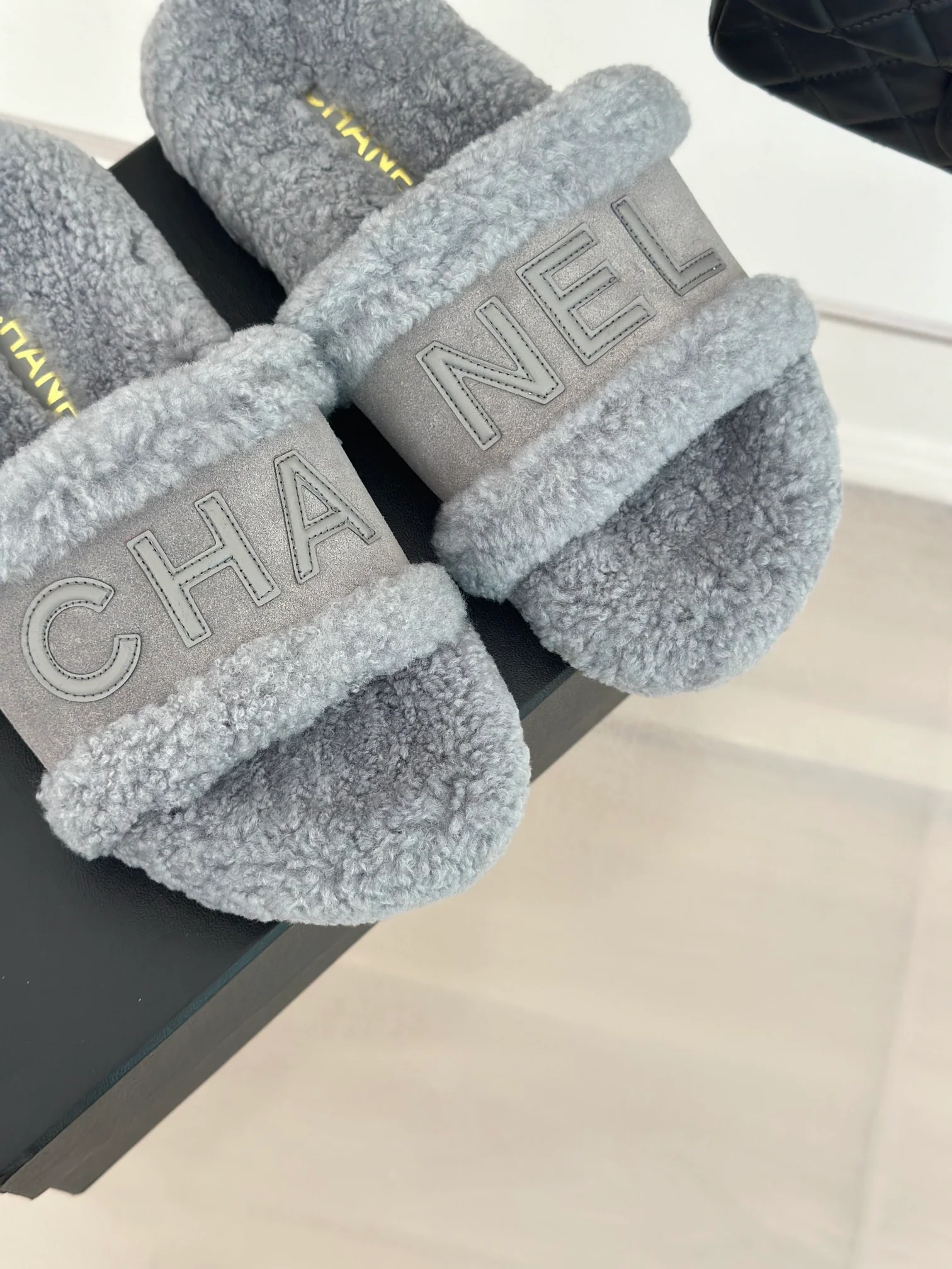 Новинка сезона осень/зима 2023 от Chanel — Меховые тапочки — Серые с буквенным рисунком