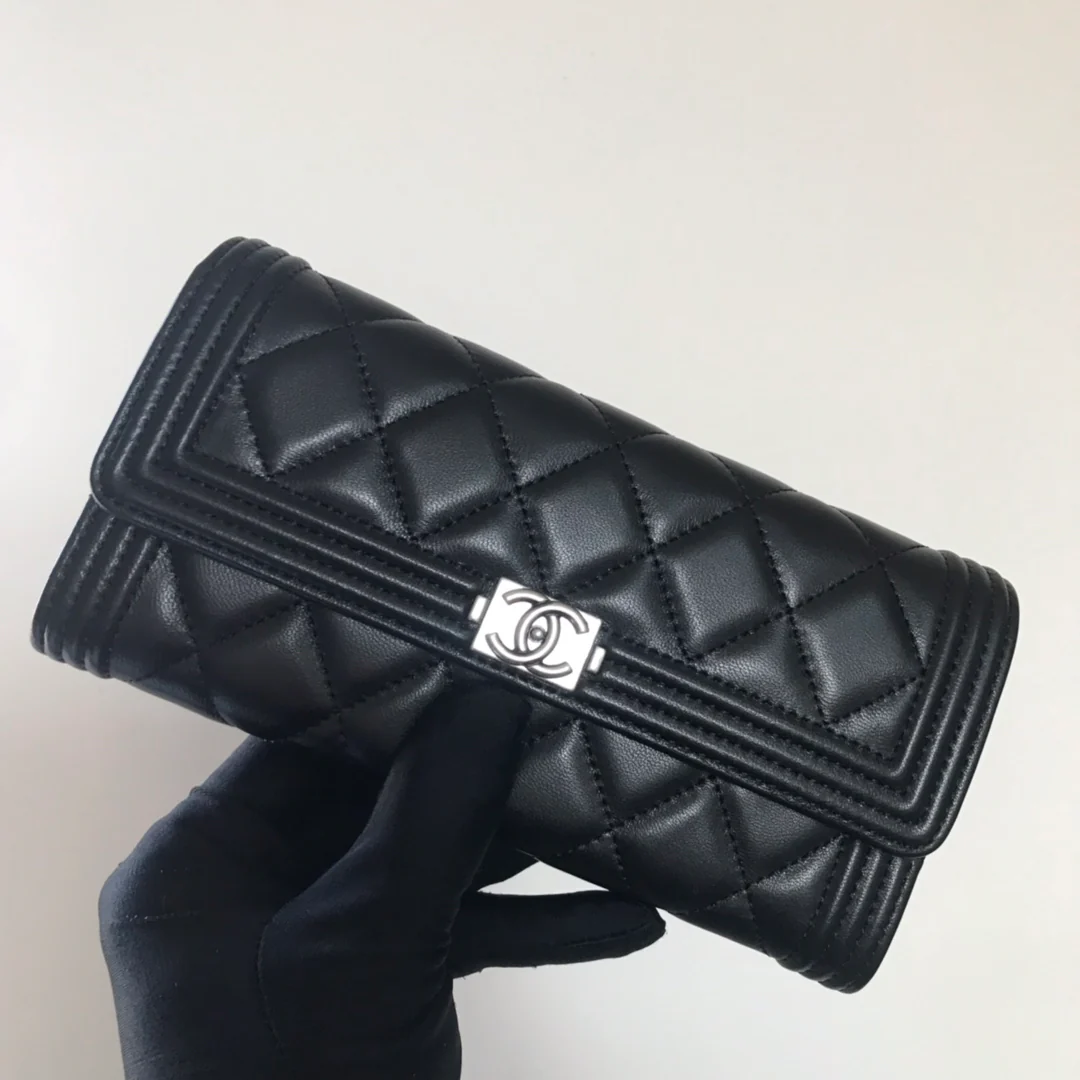 Кошелек-портмоне Chanel Le Boy Flip Wallet — из черной овечьей кожи с серебряной пряжкой.
