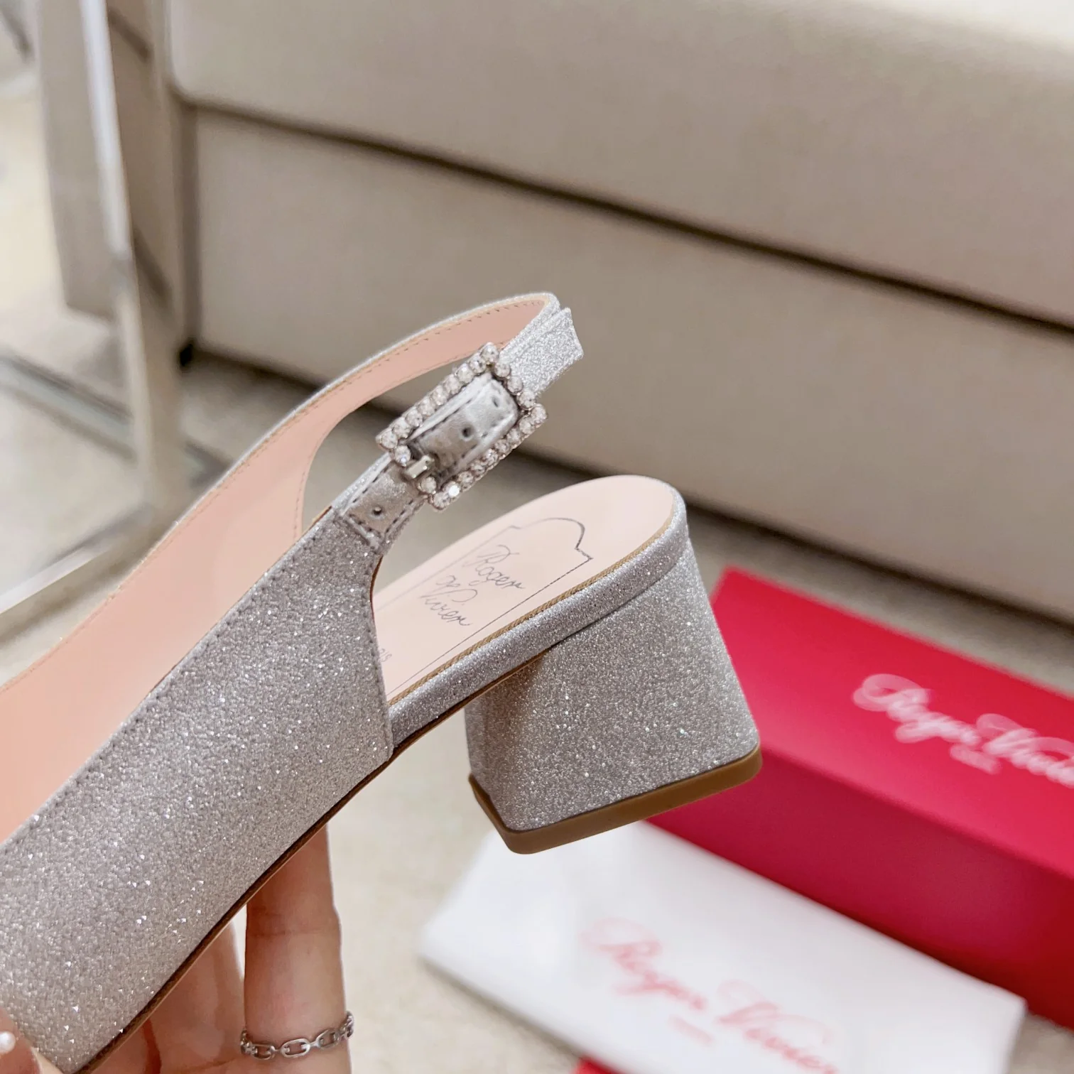 Обувь RV Shoes - Серия Versailles Garden - Сандалии с бриллиантовой пряжкой - Серебристые