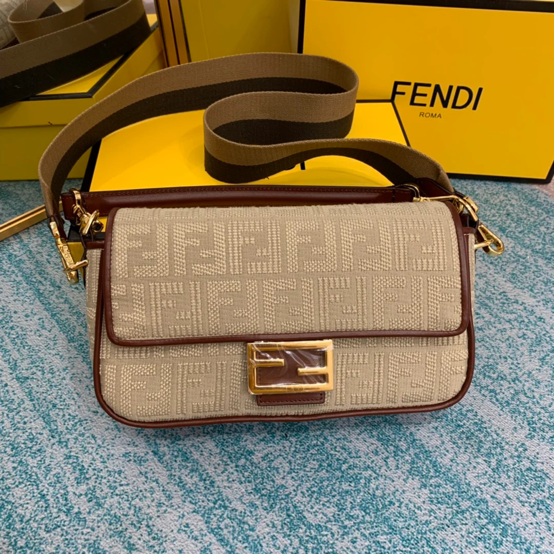 Сумка-багет Fendi Baguette среднего коричневого цвета с вышивкой.