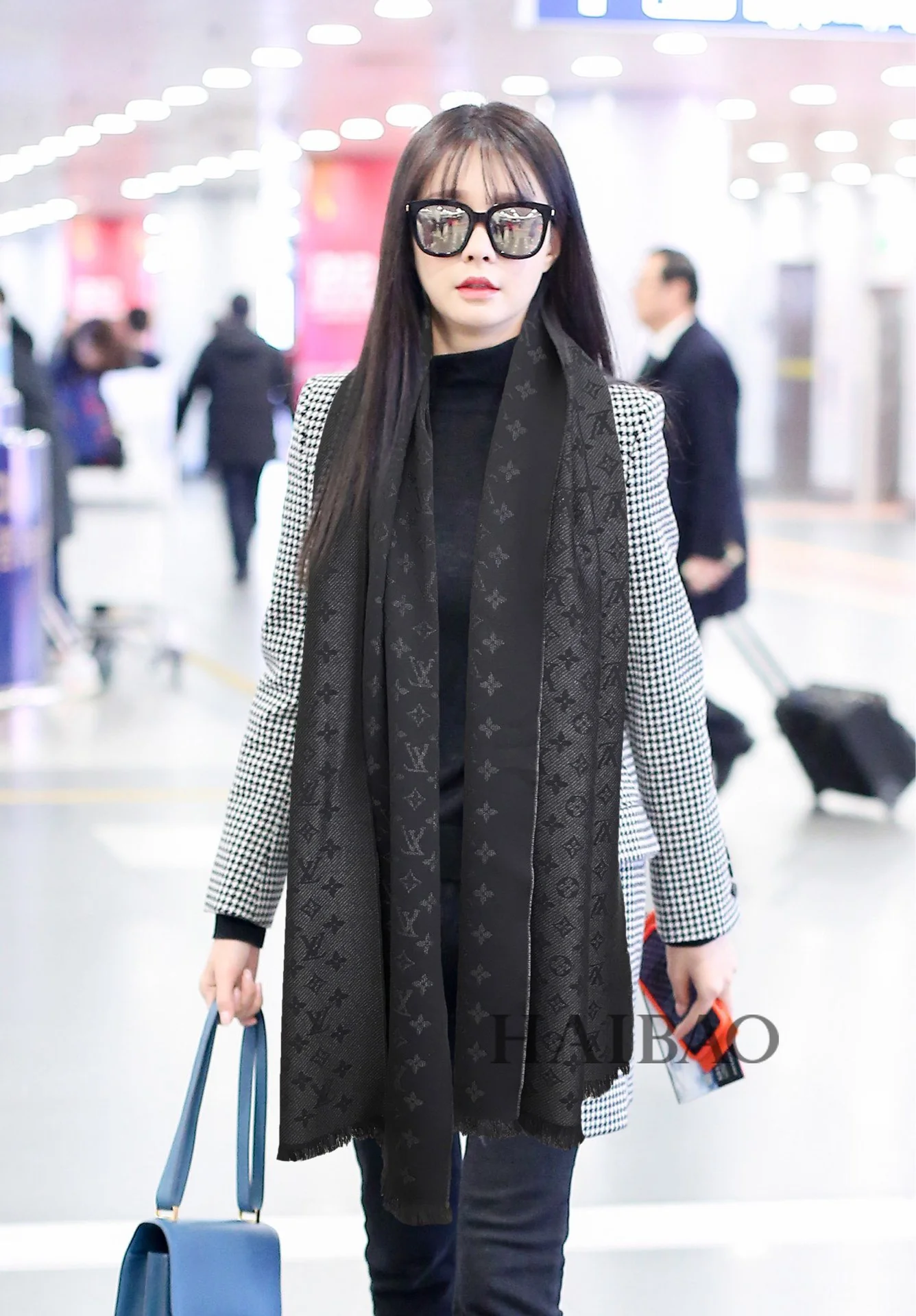 Кашемировый шарф Louis Vuitton с золотистым мерцающим узором — серый и серебристый.