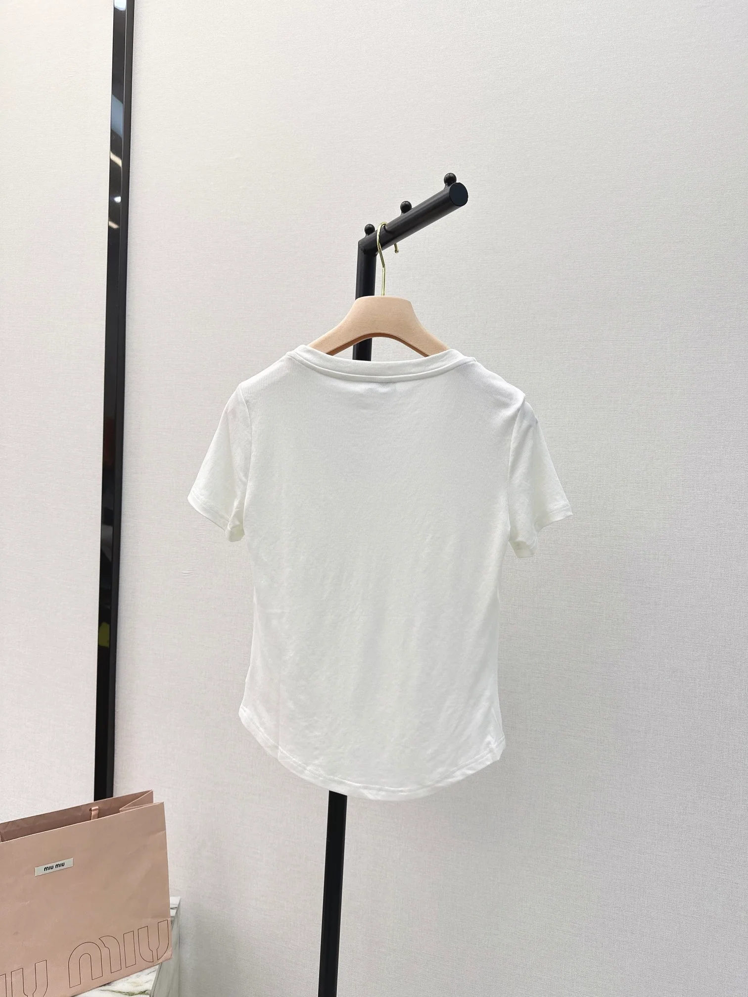 Miu Miu-2404 - Весенне-летняя новинка. Чистая и привлекательная облегающая футболка с U-образным вырезом, белая.