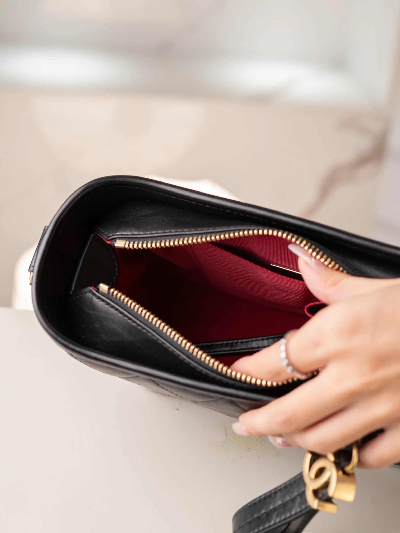 Классическая маленькая сумка-хобо Chanel - черная