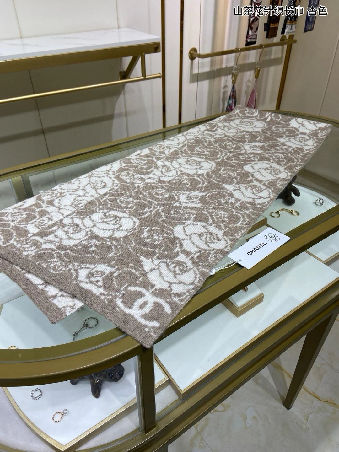 Шарф Chanel 2024 с принтом камелий - коричневый