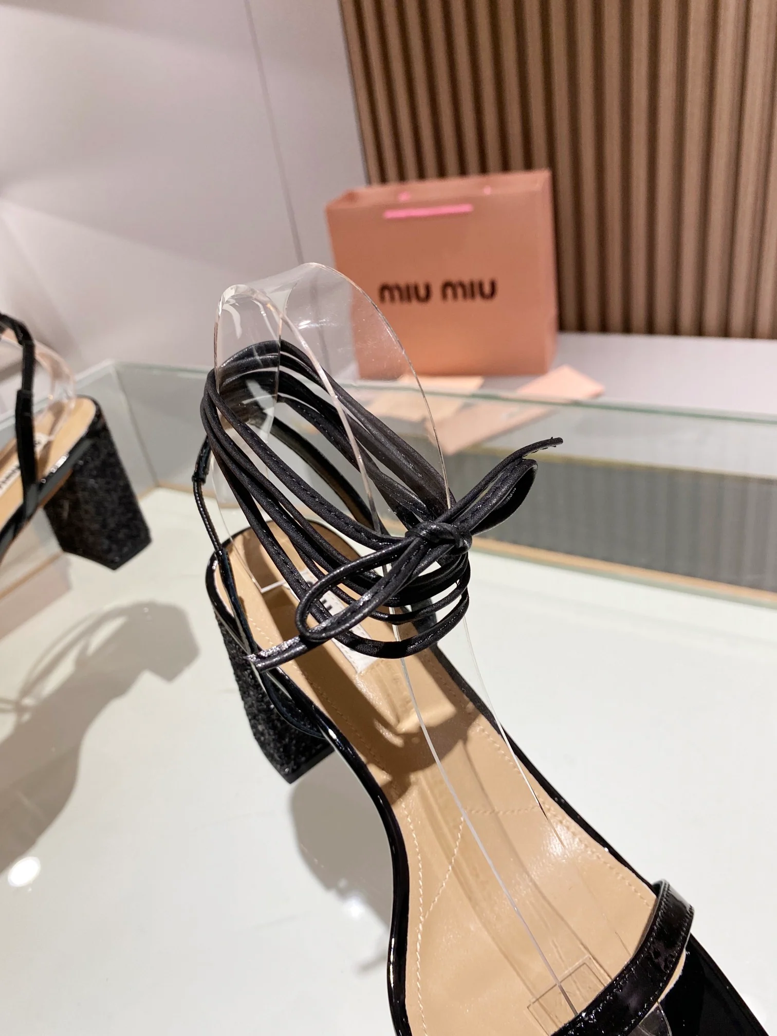 Новинка сезона весна/лето 2023 от Miu Miu - Босоножки на высоком каблуке с ремешками - 8-5 см - Черные