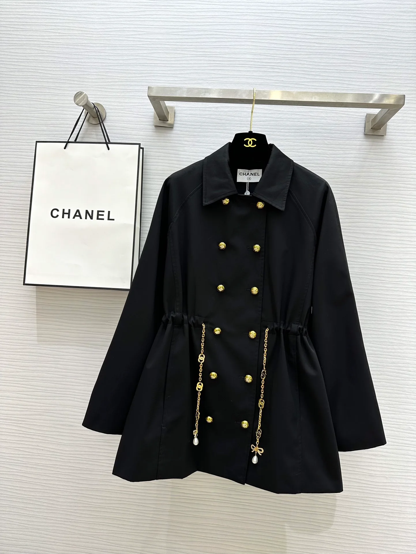 Тренч Chanel 2403-24 Весна/Лето, новый, с двубортной отделкой цепочками, черный.