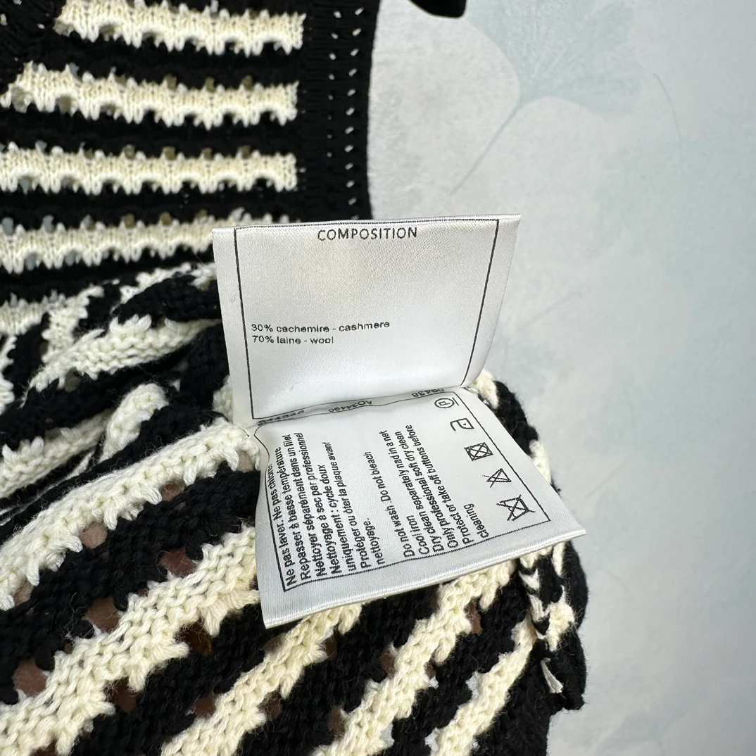 Chanel 2404 - Премиальный черно-белый жилет с блочным дизайном, тканой отделкой и надписью - Черный