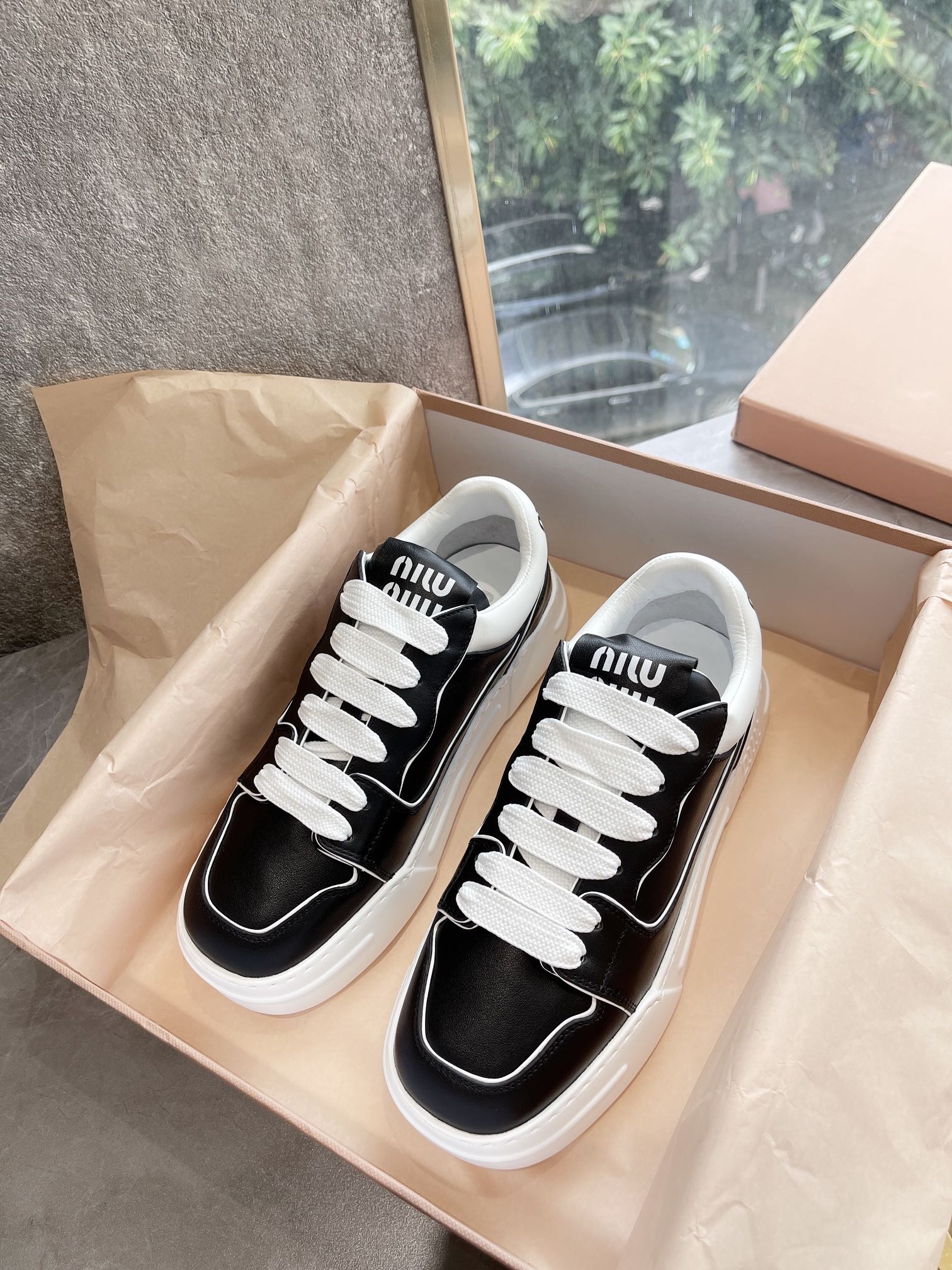 Новые поступления коллекции Miu Miu осень/зима 2022 — Повседневные туфли на платформе — Кроссовки — Черные