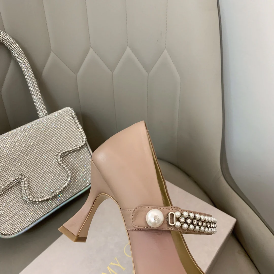 Туфли на высоком каблуке Jimmy с квадратным носком и пряжкой из жемчужной цепочки.