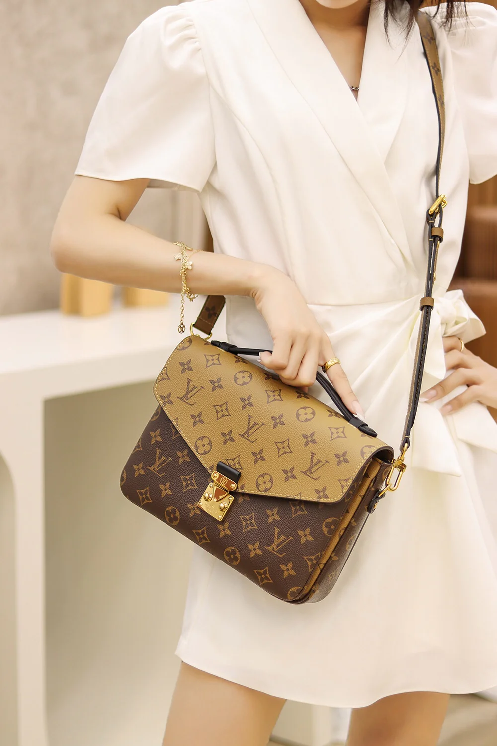 m44876-LV-Классическая сумка-мессенджер с контрастным монограммным принтом