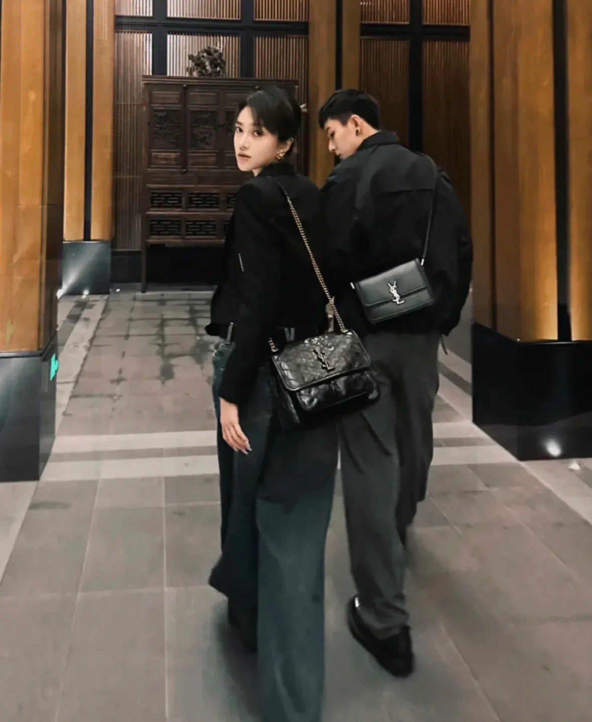 Часы YSL Niki Baby 28 см, кожаные, черные, с золотой цепочкой — на фото.