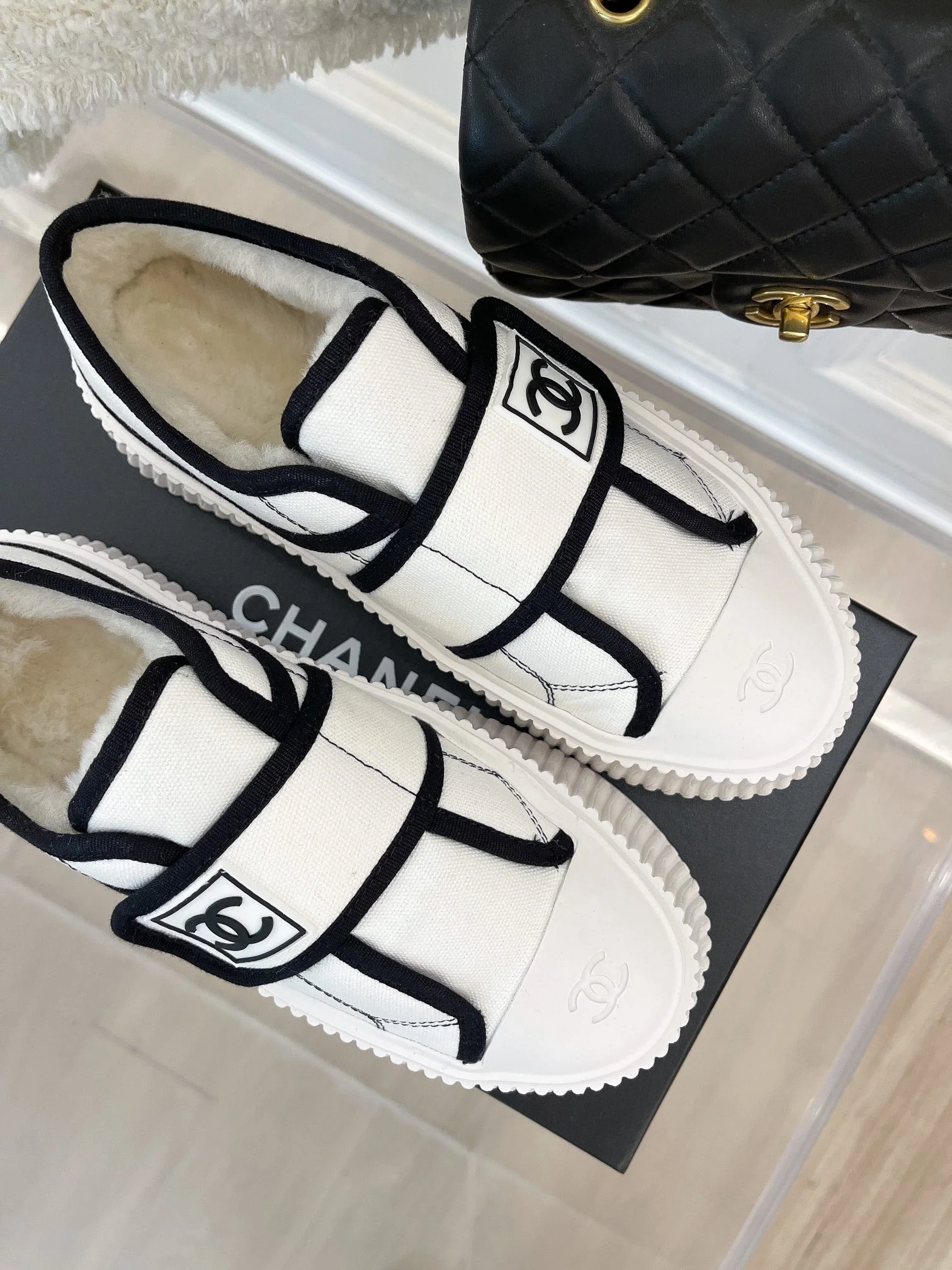 Новинка сезона осень/зима 2022 от Chanel - повседневные туфли на платформе с застежкой-липучкой.