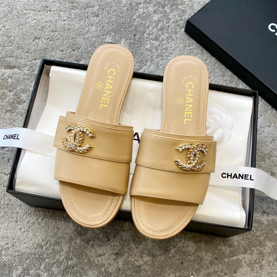 Новинка сезона весна/лето 2023 от Chanel - тапочки с двойной цепочкой и пряжкой - абрикосовый цвет.