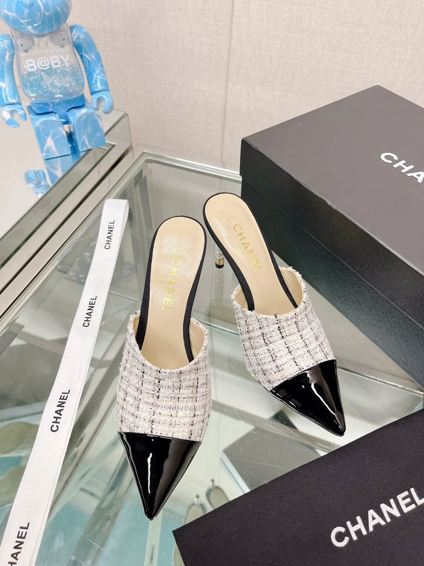 Босоножки Chanel Coco на высоком каблуке с четырьмя заклепками, высота каблука 8-5 см, белые.