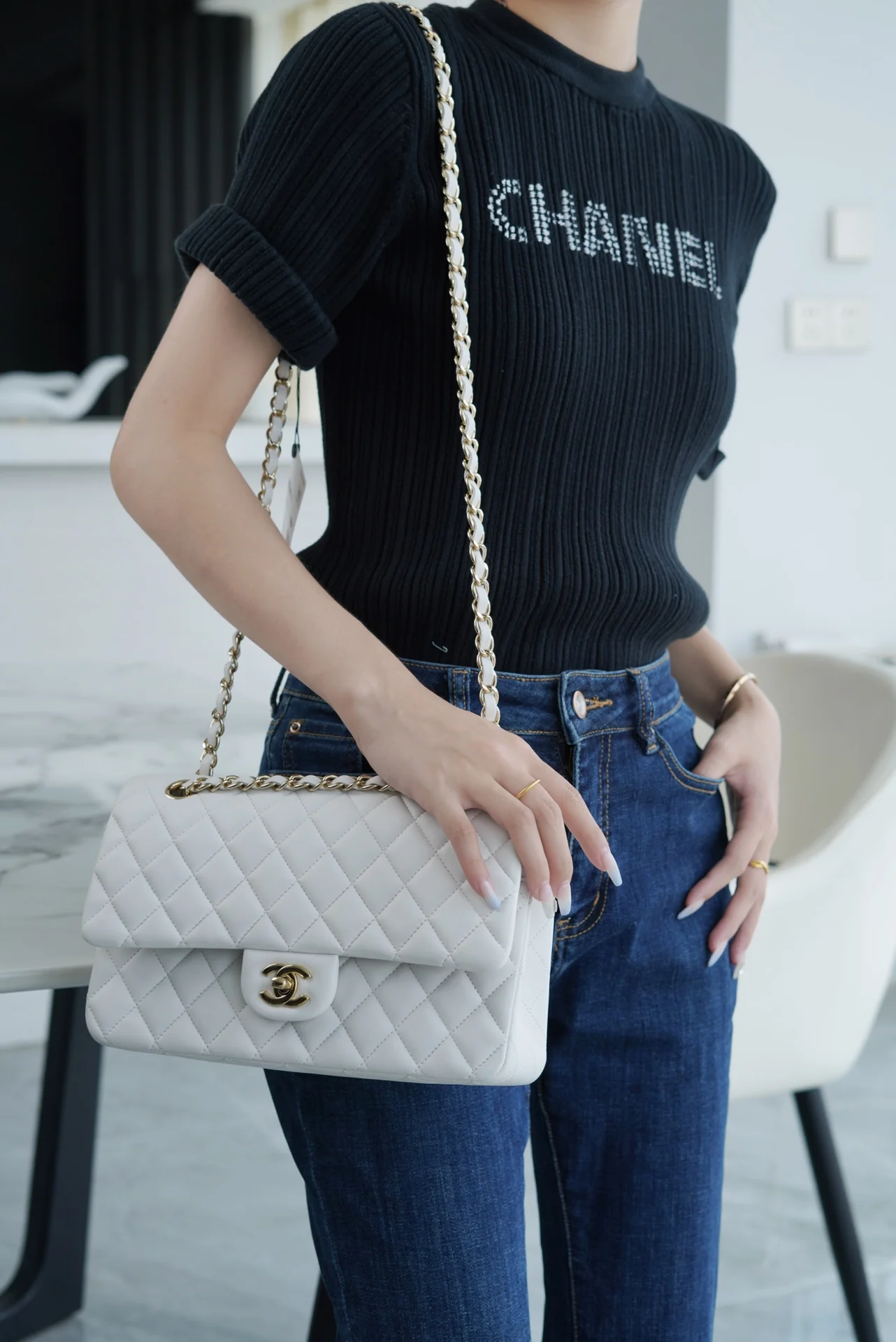 Сумка Chanel CF Medium - 25 см - из белой овечьей кожи с пряжкой из светлого золота - CF25