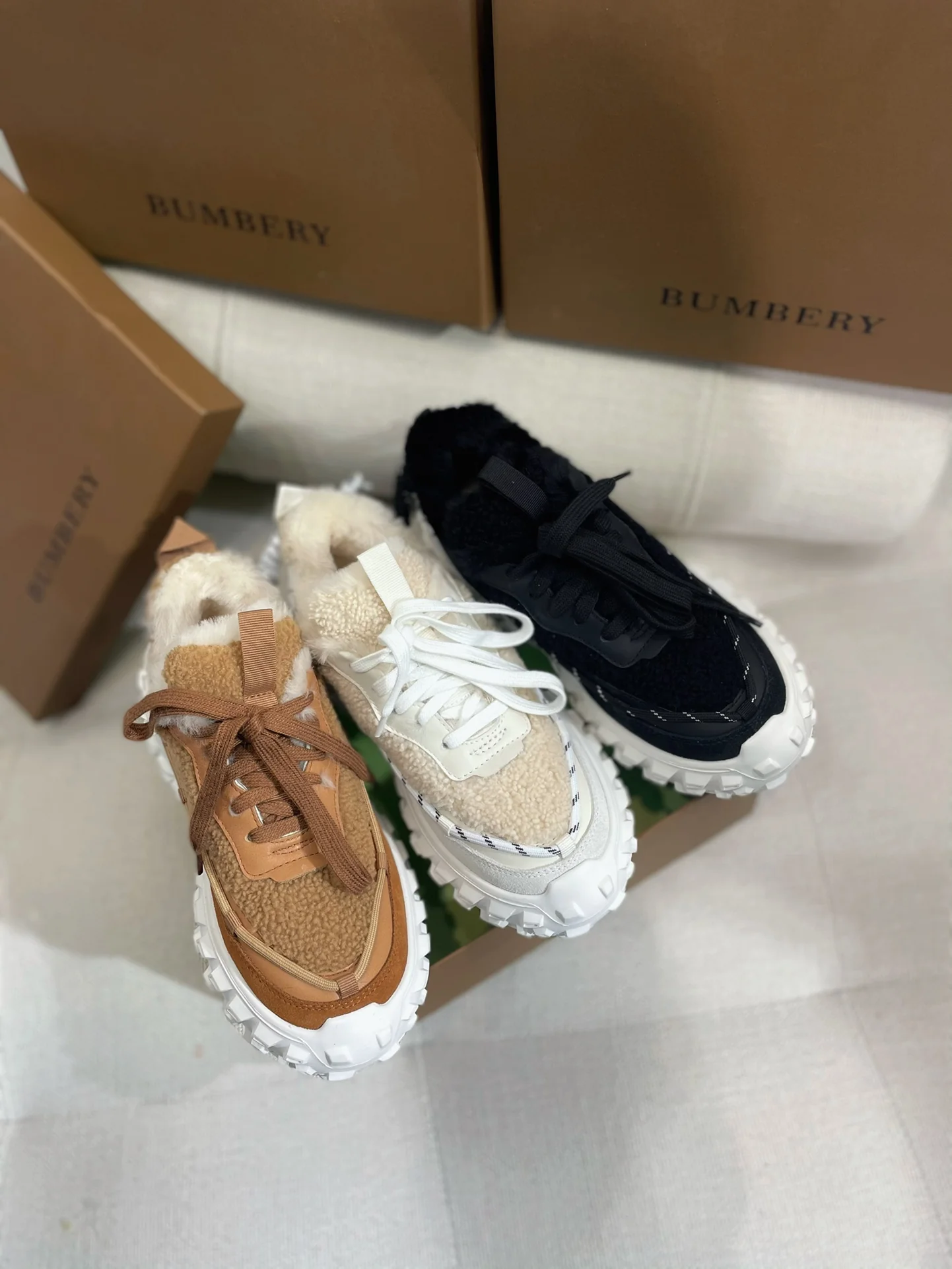 Коллекция Burberry ?Ранняя весна 2022? — Пушистые зимние кроссовки — Коричневые