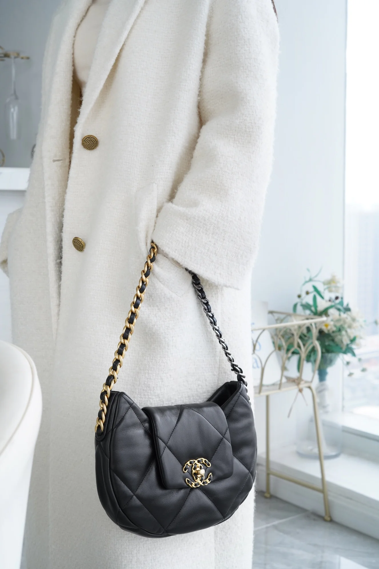 Новая коллекция Chanel ?Ранняя весна? — 24c — 19bag — сумка-хобо под мышкой — черная.