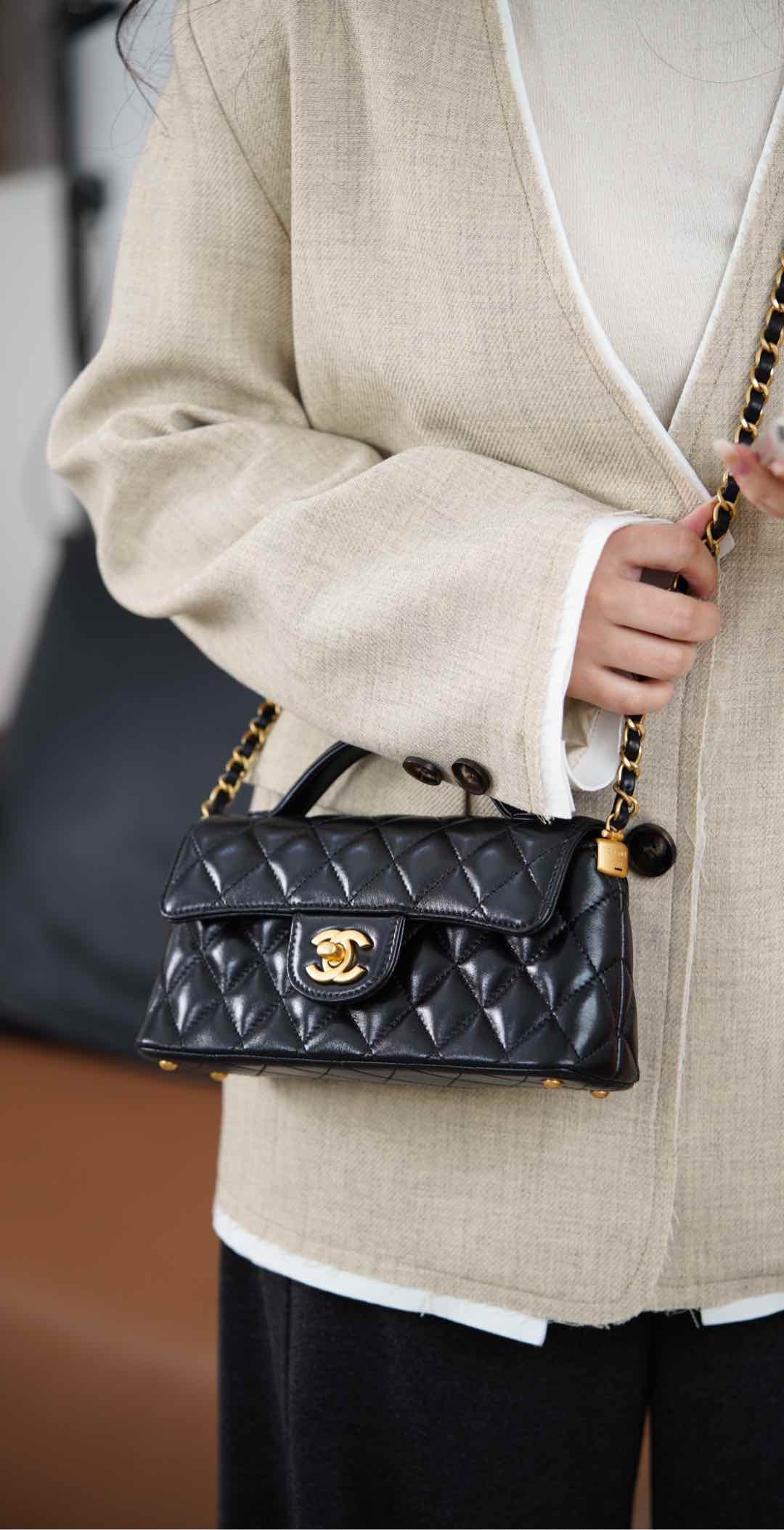 Chanel 25p - Сумка с горизонтальной ручкой и клапаном - Черно-золотая