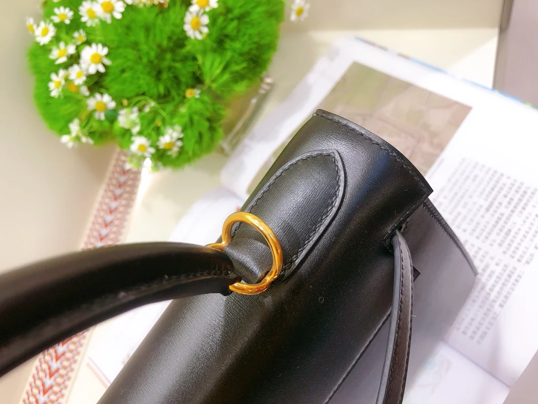 Сумка Hermes Kelly 28 Box из кожи, черная, с золотой пряжкой.