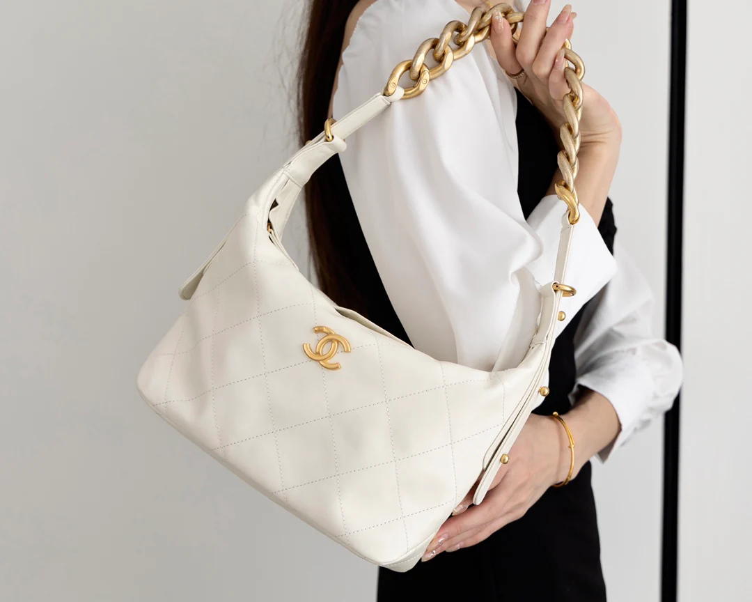 Новая модель Chanel 2022 года - массивная сумка-худи на цепочке - белая