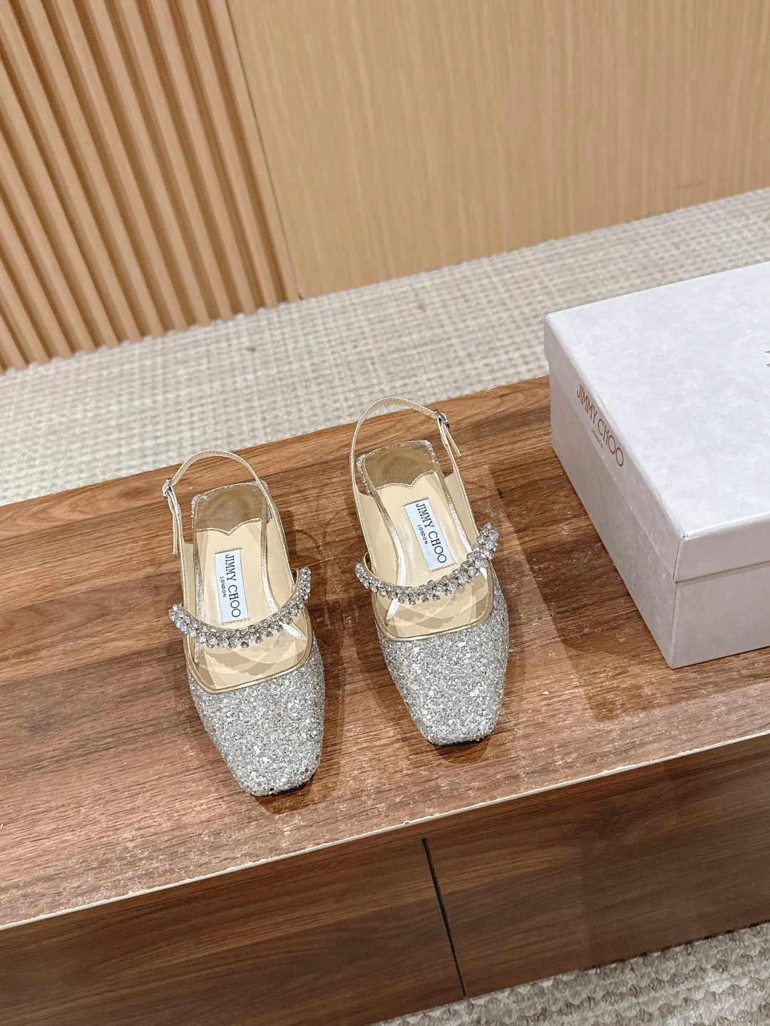 Сандалии Jimmy Mary Jane с цепочкой из кристаллов на пятке - серебристые