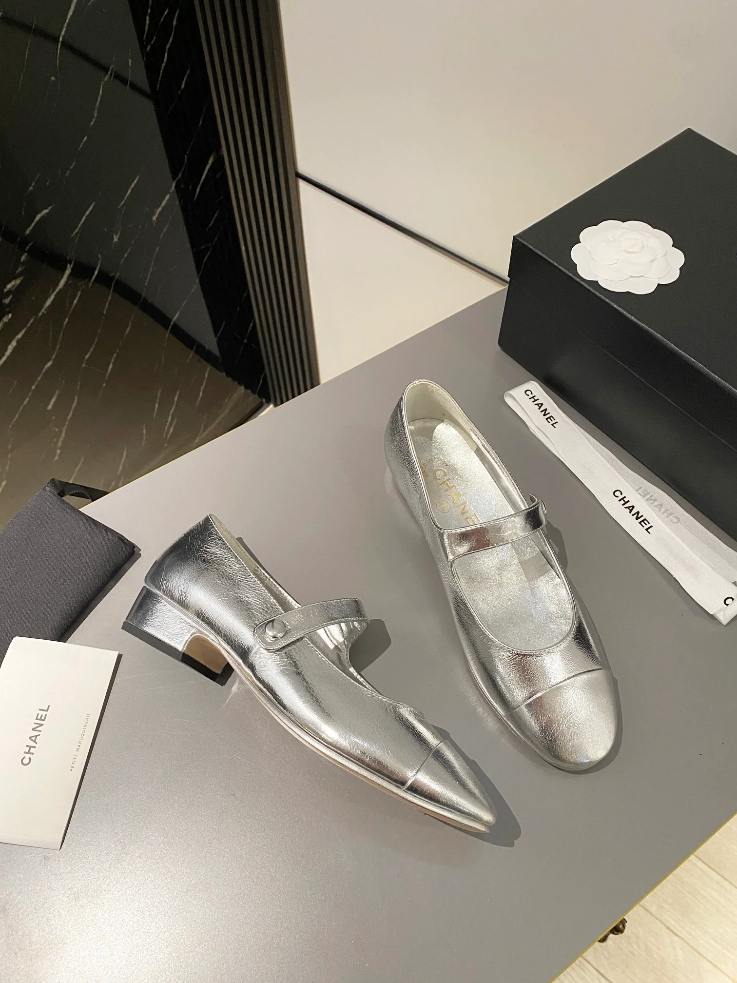 Новинка сезона осень/зима 2023 от Chanel - туфли Мэри Джейн - серебристые.