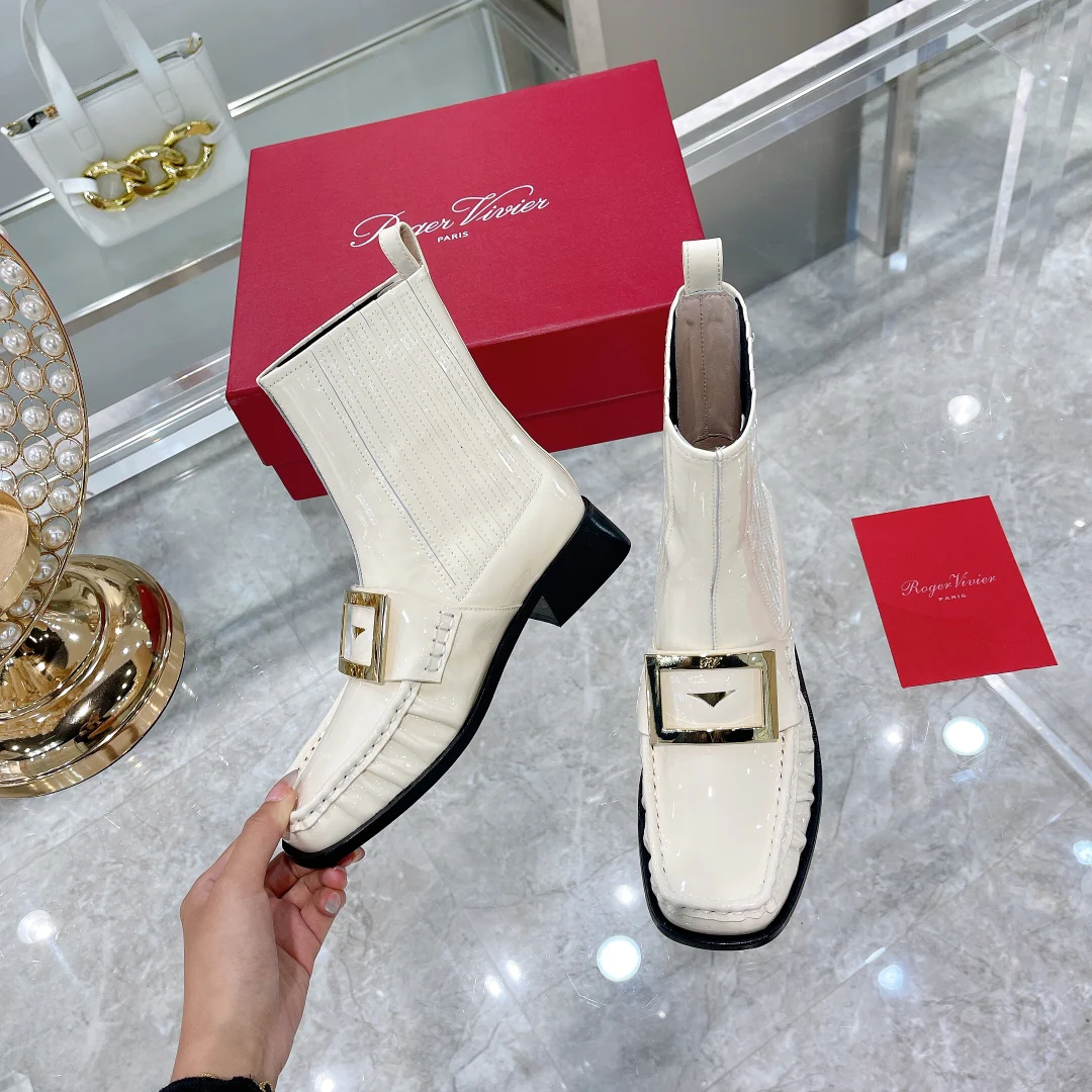 Лакированные ботинки челси с металлическими пряжками — белые.