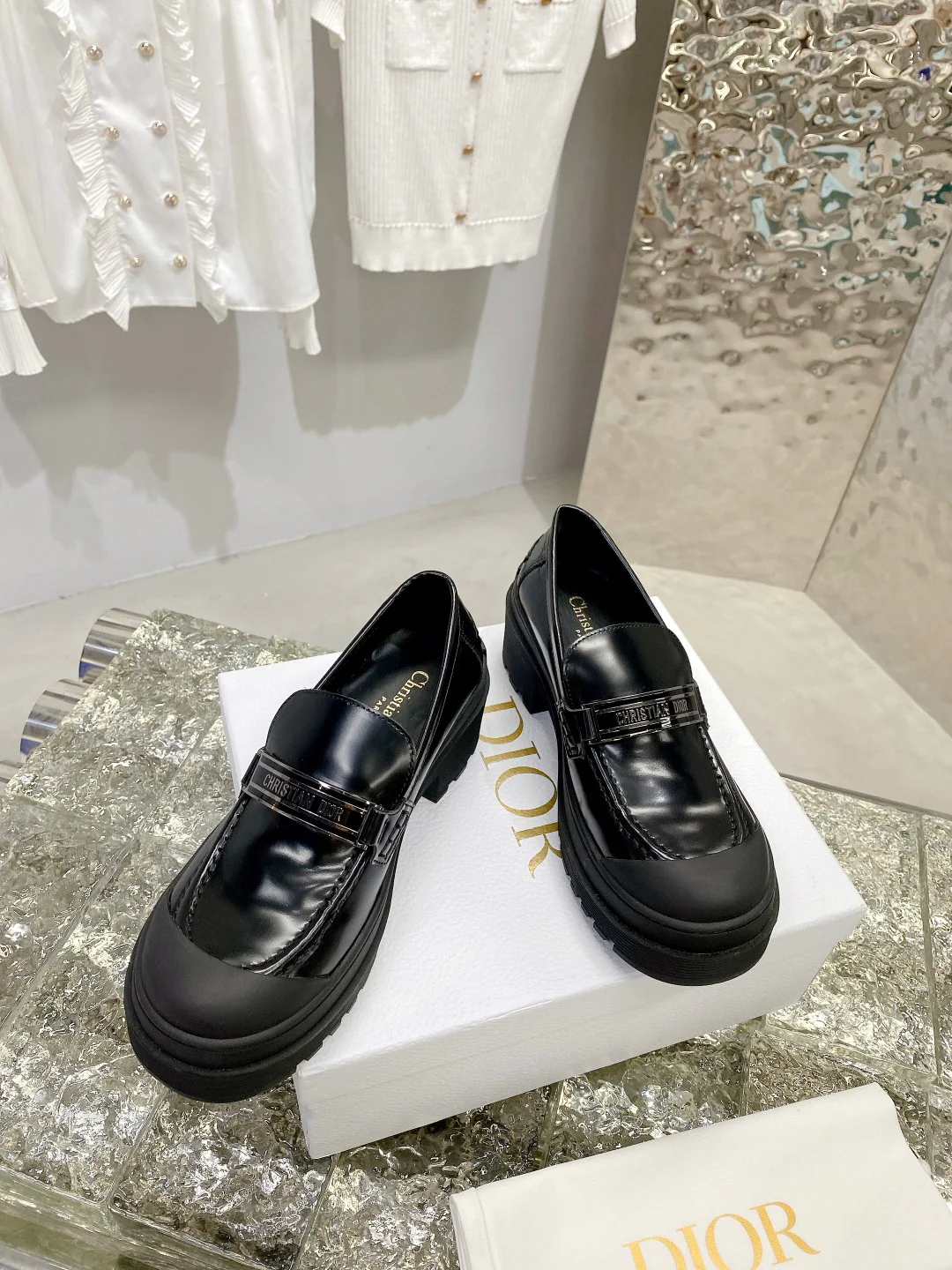 Новинка сезона ?Ранняя осень? от Dior 2022 — платформа, мысок-ракушка, акростих.