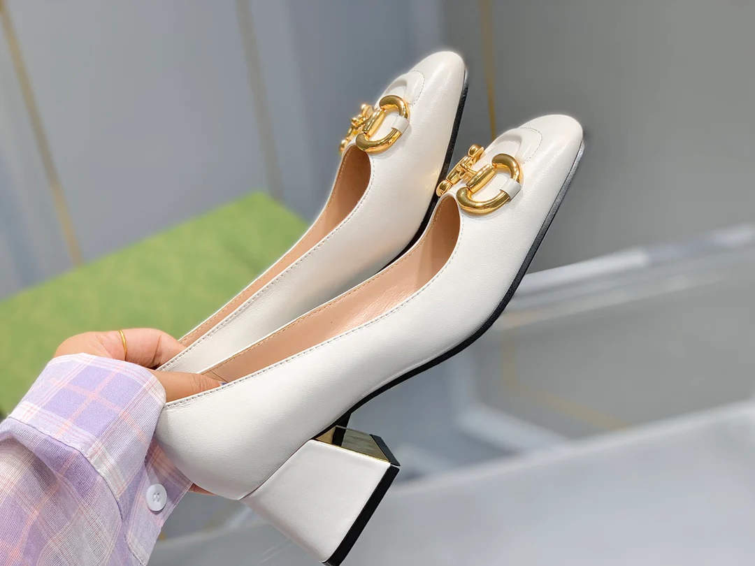 Весенняя коллекция Gucci 2021 — Босоножки на массивном каблуке с пряжкой в ??виде конской уздечки — 3