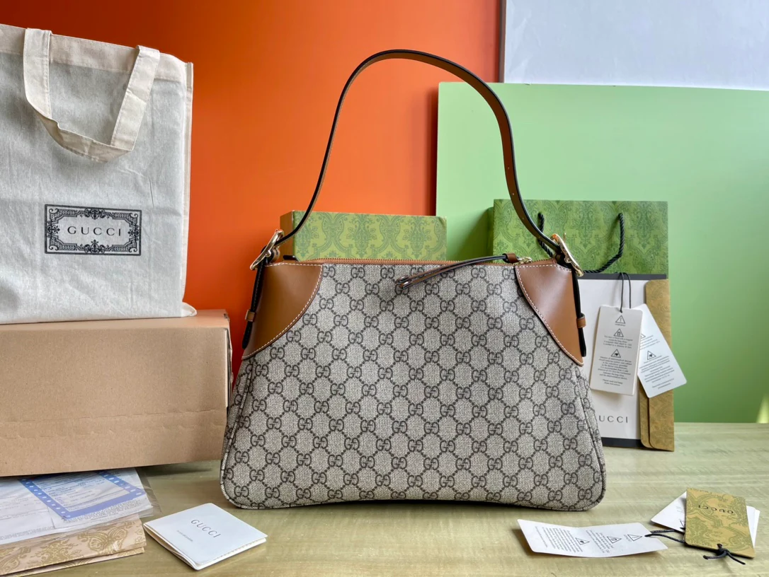 Сумка Gucci 2025 с логотипом на плечо - коричневая.