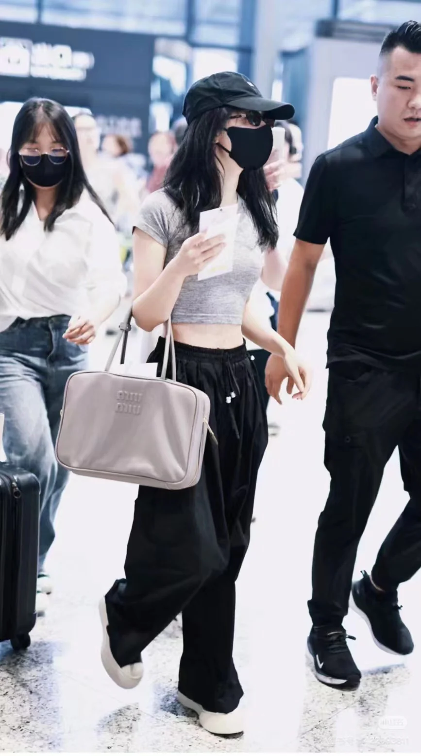 Портфель Miu Miu 5bb117 с длинной ручкой, полностью кожаный, серый.